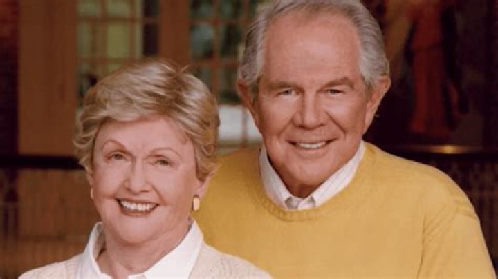 
Who is Dede Robertson, Pat Robertson’s wife? 